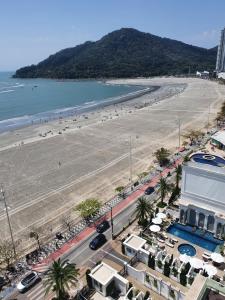 une vue aérienne d'une plage et d'une ville dans l'établissement Lindo apto tudo novinho, prédio frente mar, à Balneário Camboriú