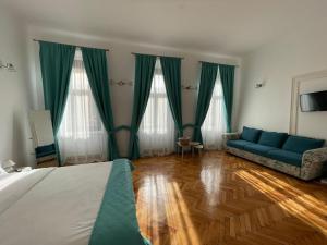 a bedroom with a bed and a couch in a room at 1501 Wergass 18 in Sibiu