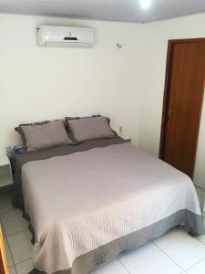 łóżko w białym pokoju z białym łóżkiem sidx sidx sidx w obiekcie ChaleVille coqueiro - Chalé 2101 w mieście Luis Correia