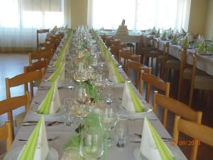 Un restaurante u otro lugar para comer en Hotel Rudka