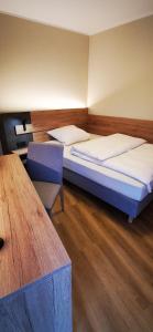 1 dormitorio con 2 camas y suelo de madera en Atelier Hotel Essen-City, en Essen