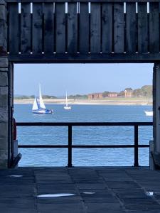 uma vista para uma massa de água com dois veleiros em The Wellington Restaurant and Bar em Portsmouth