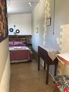 Un dormitorio con una cama y una mesa. en Habitación Independiente, en Chuy