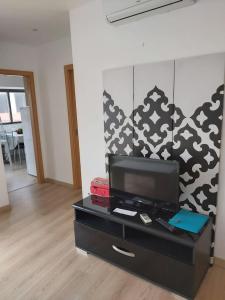 una sala de estar con TV en un tocador en Terrace apartament on the Sea, en Albufeira 19 fotos más