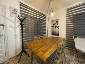 uma sala de jantar com uma mesa de madeira e cadeiras em Chalet Novo Sancti Petri Surf House em Chiclana de la Frontera