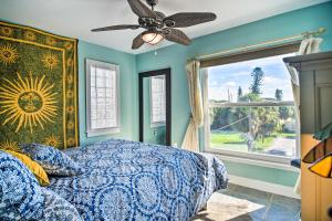 1 dormitorio con cama y ventana en Colorful Townhome, Steps to Clearwater Beach!, en Clearwater Beach