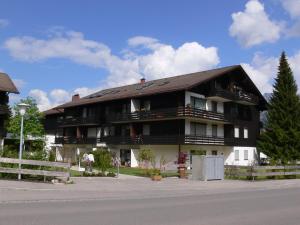 オーバーマイゼルシュタインにあるFerienwohnung Am Goldbach Pool Saunaの大屋根の通り道