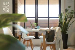 A seating area at Dream 12 Hotel