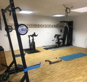 Posilňovňa alebo fitness centrum v ubytovaní Modern & Homely Nature-Apartemt