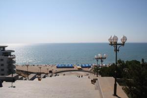 a view of a beach with the ocean in the background at Двухкомнатная квартира 900м от моря отчетные док in Chornomorsk