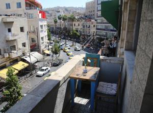 een tafel op een balkon met uitzicht op een straat bij Riviera Hotel in Amman