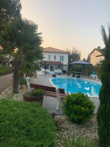 Bazén v ubytování Villa Bergerac avec Piscine nebo v jeho okolí