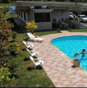 un grupo de sillas sentadas junto a una piscina en Rancho Colorado, en Pitalito