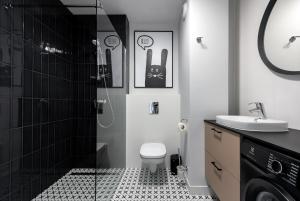 a bathroom with a shower and a toilet and a sink at apartamenty-wroc Kurkowa in Wrocław