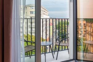 balkon z widokiem na miasto w obiekcie apartamenty-wroc Kurkowa we Wrocławiu +37 zdjęć