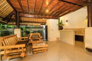 ein Wohnzimmer mit Stühlen und einem Tisch in der Unterkunft Radiant Jepun Villa in Legian