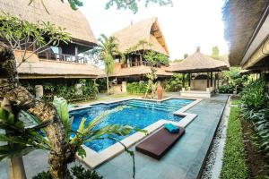 einen Blick auf eine Villa mit einem Pool in der Unterkunft Radiant Jepun Villa in Legian