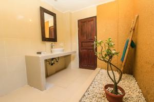 Ein Badezimmer in der Unterkunft Radiant Jepun Villa