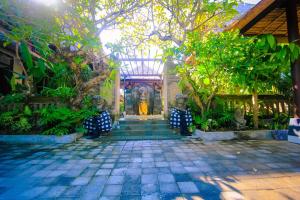 Ein Garten an der Unterkunft Radiant Jepun Villa