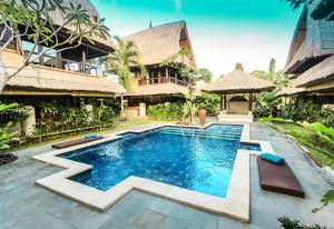 Der Swimmingpool an oder in der Nähe von Radiant Jepun Villa