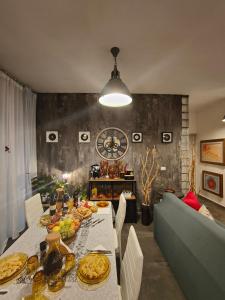 ein Esszimmer mit einem Tisch mit Essen drauf in der Unterkunft suite del borgo in Turin
