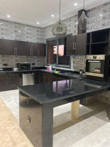 Η κουζίνα ή μικρή κουζίνα στο Villa Maloulou +45 φωτογραφίες