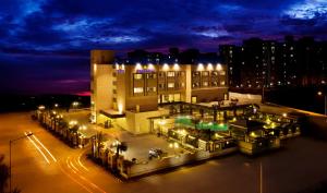 Bazén v ubytování Golden Tulip Bhiwadi nebo v jeho okolí
