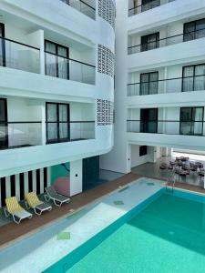 un apartamento con piscina y un edificio en 3H Hotel Rodadero SANTA MARTA, en Santa Marta