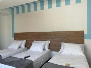 Tempat tidur dalam kamar di 3H Hotel Rodadero SANTA MARTA