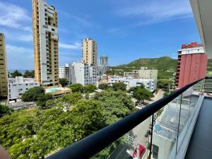 una vista de una ciudad desde un balcón en 3H Hotel Rodadero SANTA MARTA, en Santa Marta