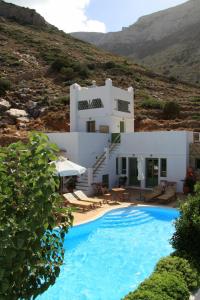 The swimming pool at or close to Margado