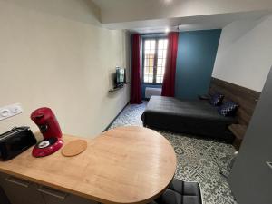 Habitación pequeña con mesa y cama en Chablis hyper Centre, en Chablis