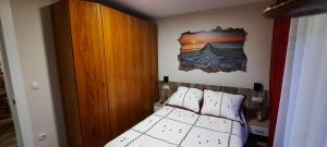 une chambre avec un lit et un tableau au mur dans l'établissement Apartamento 2 playa Riberuca Suances, à Suances