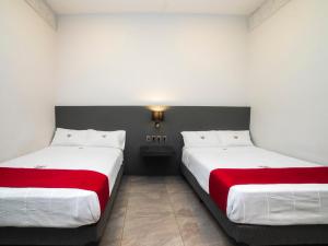 two beds sitting next to each other in a room at Hotel Río Puebla Centro in Puebla