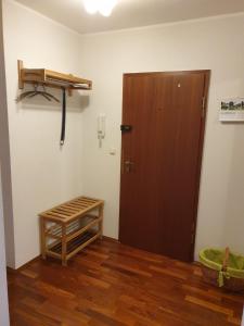 Cette chambre dispose d'une porte en bois et d'une étagère en bois. dans l'établissement Calabria Nr 3, à Mülheim