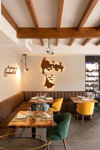 un ristorante con tavoli in legno e sedie gialle di la posada de consuelito a Chiloeches