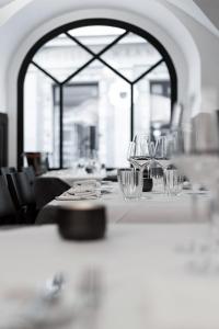 uma mesa num restaurante com copos em Göttfried - essen trinken schlafen em Linz