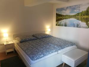 ein Schlafzimmer mit einem Bett und einem Wandgemälde in der Unterkunft Appartementhaus 10 Seen in Waren (Müritz)