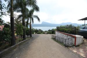 Afbeelding uit fotogalerij van Jumbo Paradise 1 BHK Luxury Lake View Cottage in Lonavala