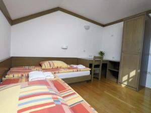 um quarto com 2 camas e uma secretária. em Karami Mountainhouse em Trzic