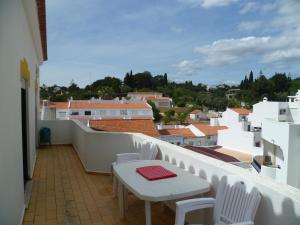 Ein Balkon oder eine Terrasse in der Unterkunft Apartamento na praia do Carvoeiro