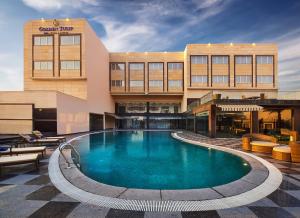 Bazén v ubytování Golden Tulip Bhiwadi nebo v jeho okolí + 18 fotografií