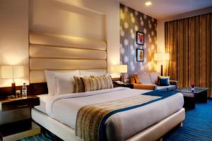 Postel nebo postele na pokoji v ubytování Golden Tulip Bhiwadi