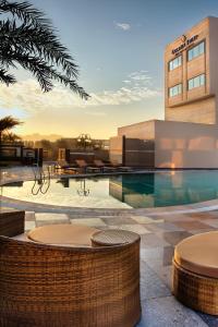Bazén v ubytování Golden Tulip Bhiwadi nebo v jeho okolí