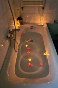 een bad met bloemen en verlichting bij Pozzuoli Green house in Pozzuoli +34 foto's