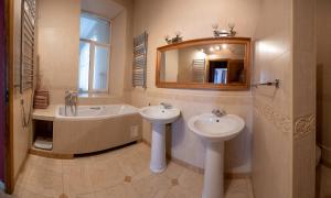 Ванна кімната в Great 144 sq.m. apartment in the center of Kyiv
