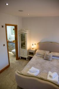 Un ou plusieurs lits dans un hébergement de l'établissement Steamy Cottage a cosy couples cottage & steam room