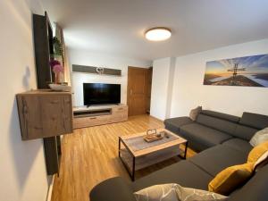 Televízia a/alebo spoločenská miestnosť v ubytovaní Chalet Auszeit