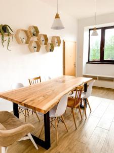 uma sala de jantar com uma mesa de madeira e cadeiras em Tři okna do hor em Malá Štáhle