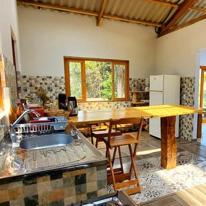 Ett kök eller pentry på IVOS Hostel & Camping